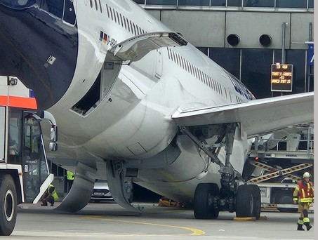 Die D-ABPQ liegt auf der Nase: Die Boeing 787-9 sollte nach Los Angeles fliegen.