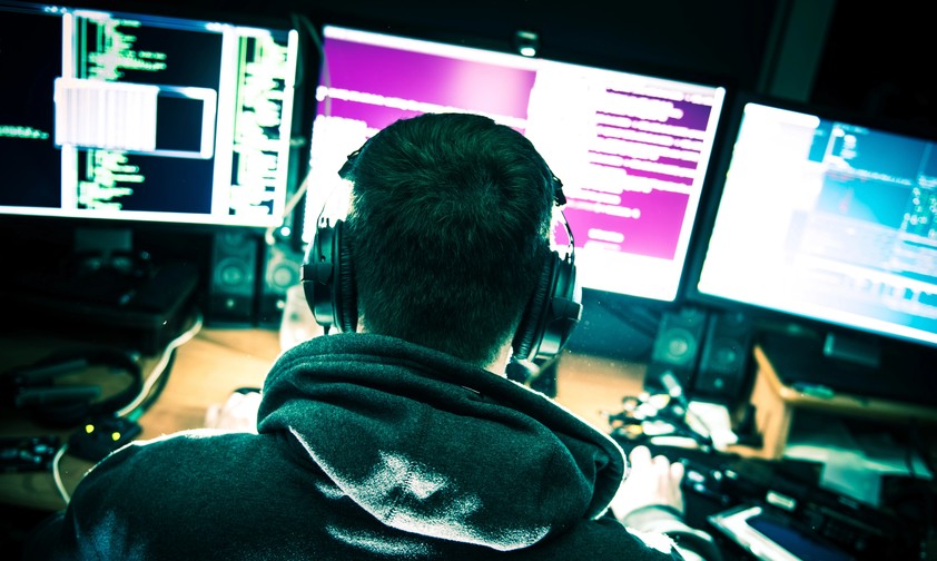 Hacker vor seinem Computer: In den USA warnt dass FBI die Luftfahrtbranche.