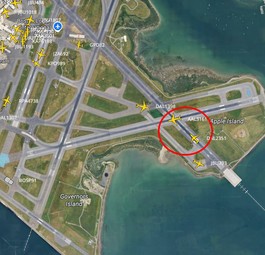 Im roten Kreis: Oben der startende American-Jet, unten das durchstartende Delta-Flugzeug.