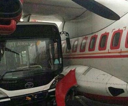 Bus gegen ATR: Das Flugzeug nahm starken Schaden.