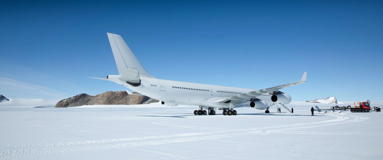 Airbus A340 von Hi Fly auf dem Wolf’s Fang Runway in der Antarktis: Nach 4630 Kilometern Flugstrecke ab Kapstadt ...