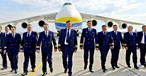 Antonov An-225 und Crew-Mitglieder, hier im Jahr 2018: Kapitäne Dmytro Antonov, in der Mitte, erhebt nun Vorwürfe.