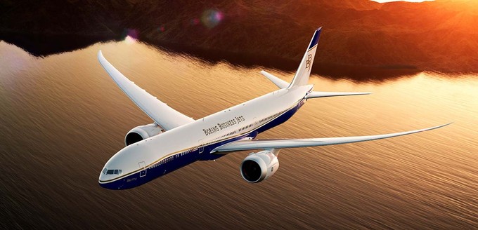 Boeing BBJ 777X: Seit Januar testet Boeing mit der 777-9 die neuste und größte Variante des größten Zweistrahlers der Welt. Auf Basis der neusten 777-Generation sollen ebenfalls BBJ-Varianten abgeleitet werden. So auch für die kürzere 777-8, deren Entwicklung Boeing derzeit aussetzt. Wann die erste BBJ 777-9 ausgeliefert werden soll, ist bislang unklar. Doch mittlerweile hat Boeing für die Variante 13 Bestellungen sammeln können.