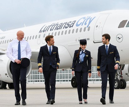 Cockpit- und Kabinenpersonal von Lufthansa City Airlines: Ufo hat über das Wechselangebot von Cityline zu City Airlines informiert.