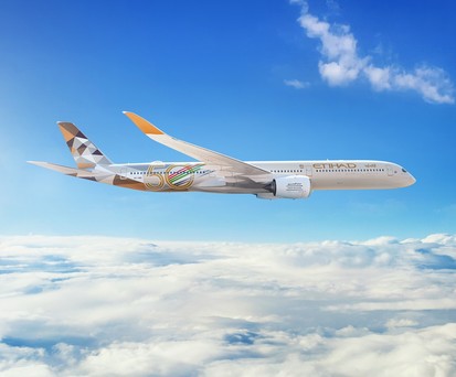 Lange waren sie geparkt, jetzt heben die Airbus A350-1000 von Etihad nach und nach ab.