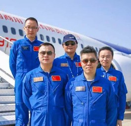 Die Crew des Erstfluges: Ein Pilot, ein Kopilot, ein erfahrener Pilot als Beobachter und zwei Techniker waren mit dabei.