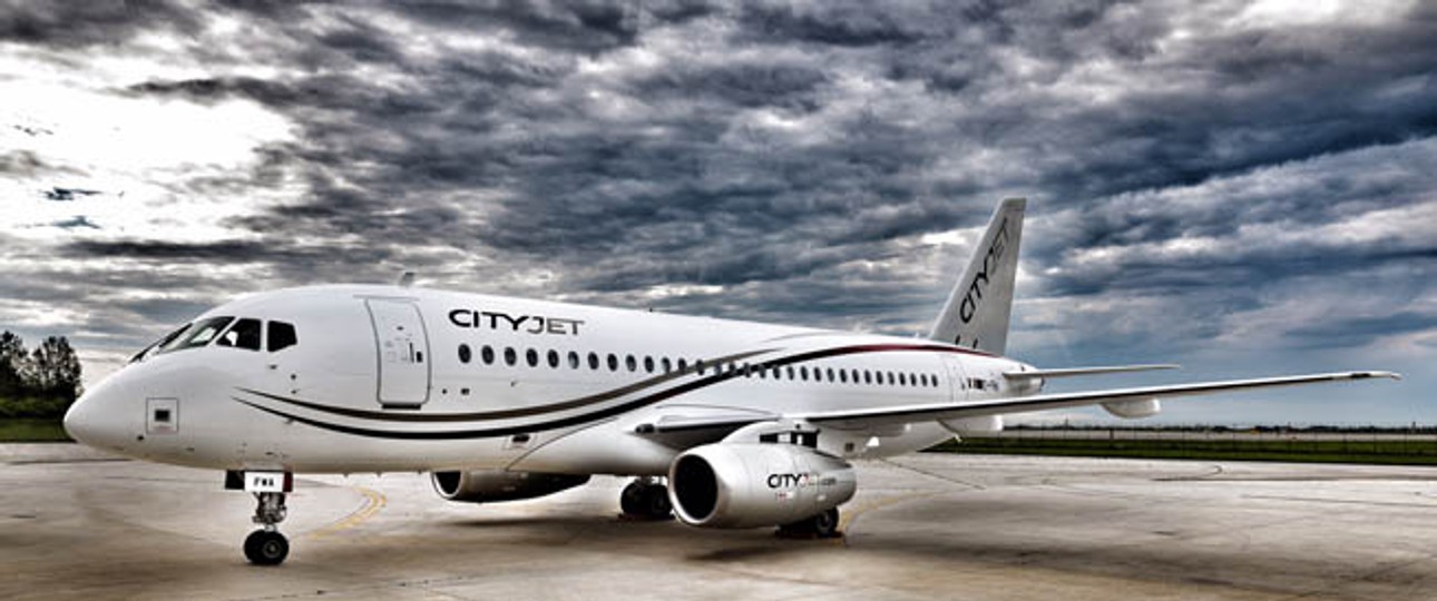 Kennzeichen EI-FWA: Noch kann der Superjet nicht nach London City.