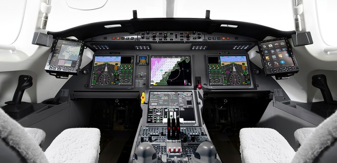 Auf Platz 3 befinden sich mit einem MOM von 0.90 die Modelle Falcon 7X (Cockpit im Bild zu sehen) und Falcon 8X von Dassault Aviation. Auch für die noch im Bau befindliche Falcon 6X gibt der Hersteller diesen Wert dann. Dazu gesellen sich Bombardier Global 5500 und Global 6500.