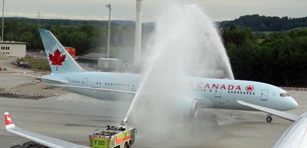 In den nächsten Wochen wird der Dreamliner auf Transatlantikflügen nach Zürich getestet. Am Montag 26. Mai kam er zum ersten Mal in der Schweizer Stadt an.