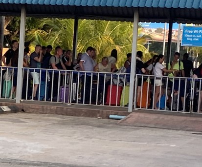 Warten am Flughafen Sansibar: Kein Abstand, keine Masken.