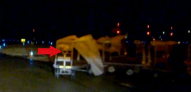 Die Gepäckwagen: Potenzielles Risiko für landende Jets.