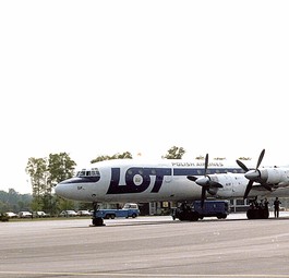 Ilyushin Il-18 von Lot in Münster/Osnabrück: Der viermotorige Flieger wurde schon in den 1980er-Jahren auf Charterflügen in die Bundesrepublik eingesetzt.