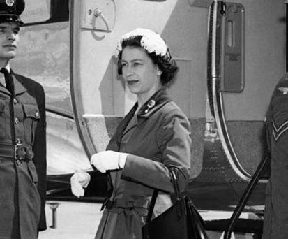Queen Elizabeth II trifft 1958 am Flughafen Gatwick ein.