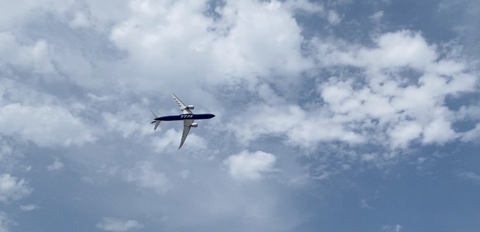 Die Testflugcrew der Boeing 777X zeigt mit dem Flieger Manöver, die Reisende an Bord hoffentlich nie erleben werden.