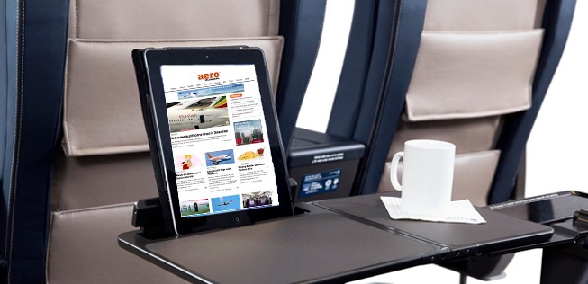 Ein patentierter Klapptisch mit integrierter Tablet-PC-Halterung ist Teil des neuen United-Airlines-Sitzes in der Kurzstrecken-Business-Class (First). Das soll es dem Passagier möglich machen, Speisen und Getränke zu genießen und zugleich den PC zu nutzen.