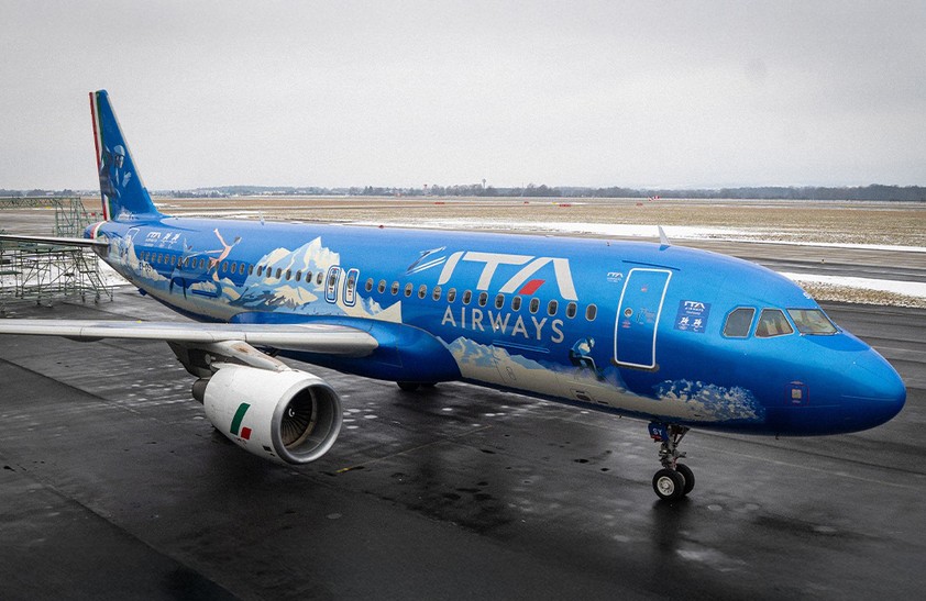 Der Airbus A320 mit der Sonderlackierung: ITA Airways ist Sponsor der Winterspiele.