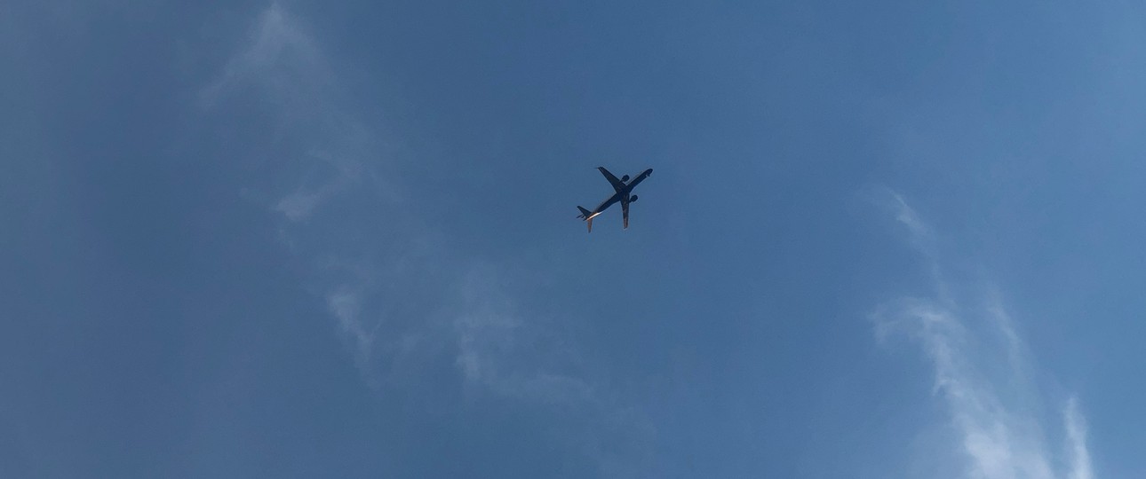 Flugzeug am Himmel: fliegen wird immer sicherer.