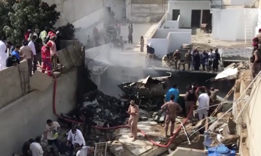 Airbus A320 stürzt in Karachi auf Wohngebiet