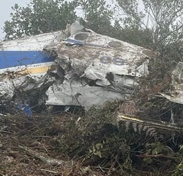 Das Wrack der Beechcraft 1900 von Satena: Liegt in schwierigem Gelände.
