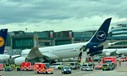 Die Boeing 787-9 liegt mit der Nase auf dem Boden.
