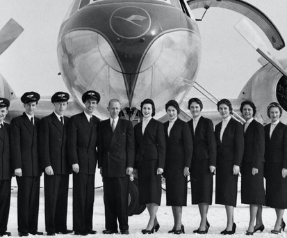 Flugbegleiter 1955 vor einer Convair CV-340: Die Airline war eben erst entstanden.