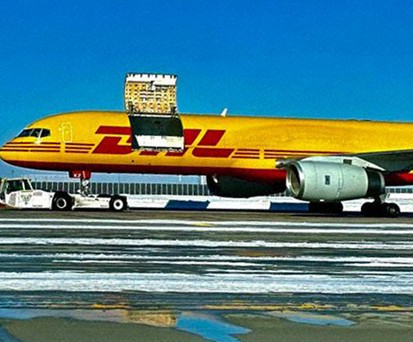 Die Boeing 757 von DHL: Landete mit geöffneter Frachtklappe.