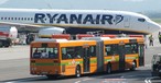 Flieger von Ryanair in Bergamo: Insbesondere Passagiere von Billigfliegern sind von der Umleitung betroffen.