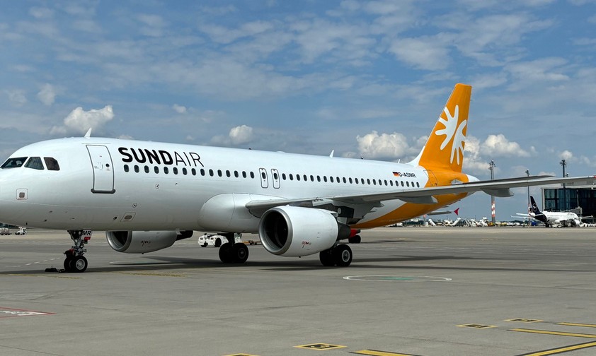 Die D-ASMR nach ihrer Ankunft in Berlin. Am Rumpf des Airbus A320 ...