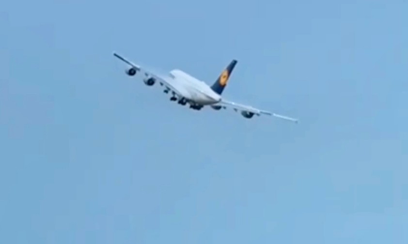 Airbus A380 von Lufthansa: Ein Kapitän winkte mit den Tragflächen.