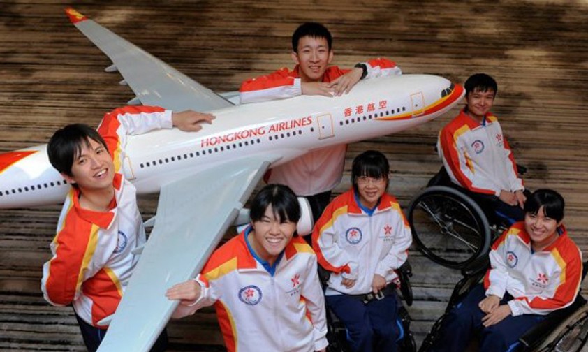 Sportler vor einem Fliegermodell von Hong Kong Airlines: Vorerst keine neuen Flugzeuge.