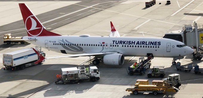 Auch Turkish Airlines hatte vor dem Grounding bereits zwölf Boeing 737 Max erhalten. Eigentlich hätten 63 weitere folgen sollen, doch die türkische Fluggesellschaft kürzte die verbliebenen Orders auf 13 Exemplare.