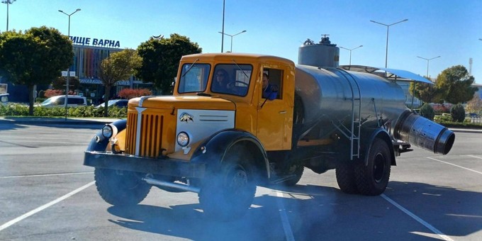 MAZ-200 vor dem Flughafen Varna.