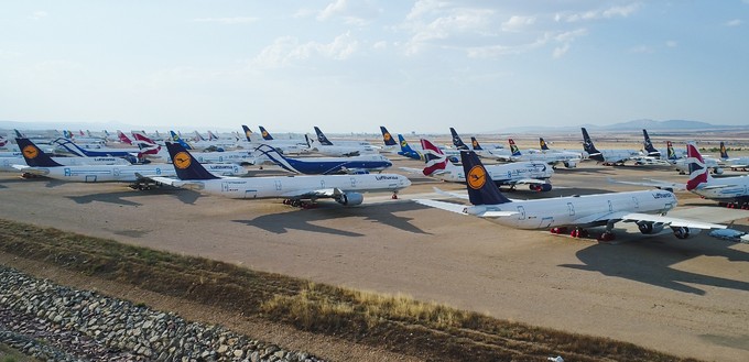 Dicht an dicht gedrängt stehen die Flugzeuge.