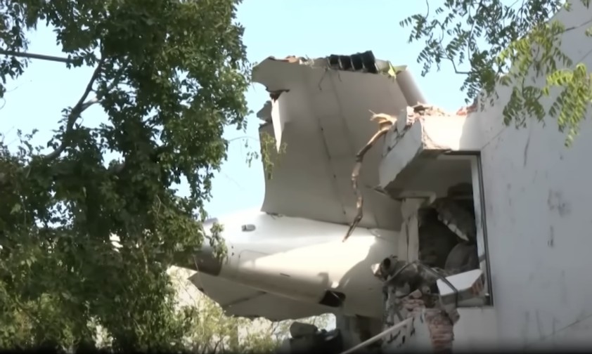 Das Leitwerk von AI171 steckt in einem Haus: 265 Menschen starben bei dem Unglück.