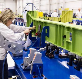 Eine Arbeiterin im Honda-Jet-Werk in North Carolina: Der Bau des ersten Echelon läuft.