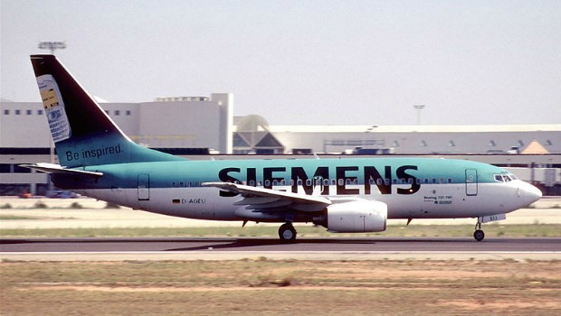 Mit dieser Boeing 737 machte die deutsche Germania 2002 den damaligen Elektro-Riesen Siemens im Luftraum noch bekannter.