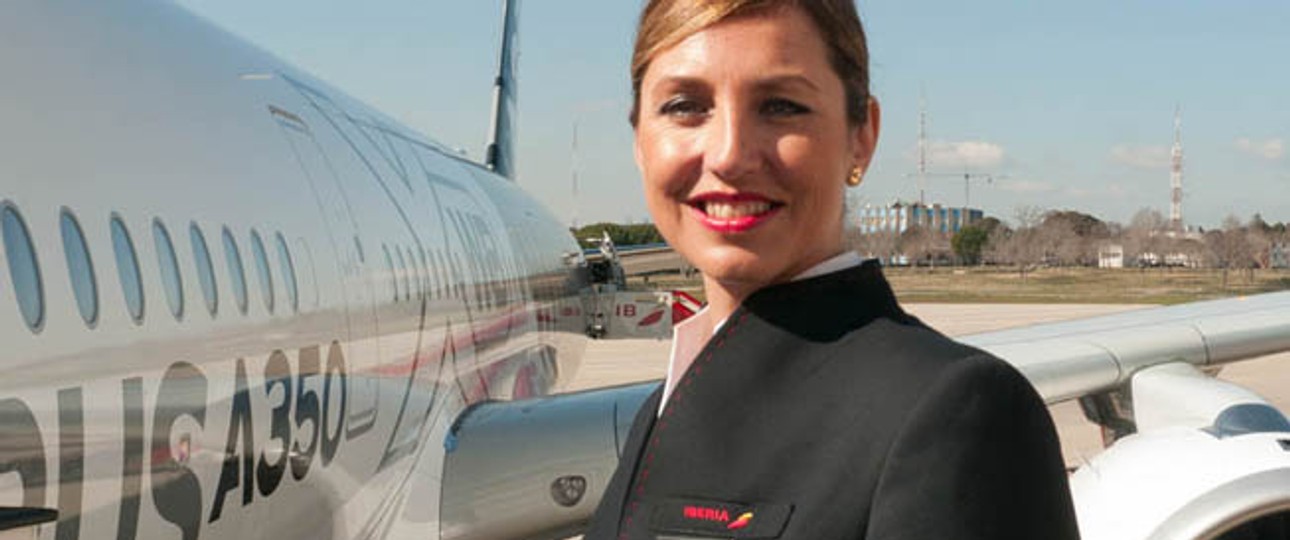 Flugbegleiterin von Iberia: Ihre Arbeitgeberin steht im Kreuzfeuer der Kritik.