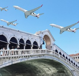Privatjets über der Rialto-Brücke in Venedig: Die Gäste der Bezos-Hochzeit reisen vornehmlich mit dem Privatjet an.