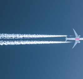 Flieger zieht Kondensstreifen: Organisation untersucht Klimafreundlichkeit von Airlines.