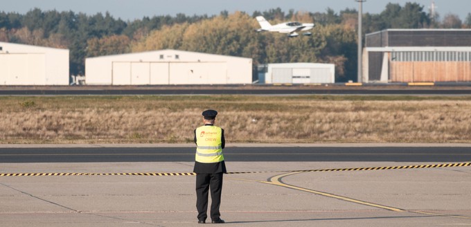 Etwas abseits genießt ein Flugkapitän die letzten aktiven Stunden Tegels. Viele Sportflugzeuge überflogen die Start- und Landebahn 08R/26L.