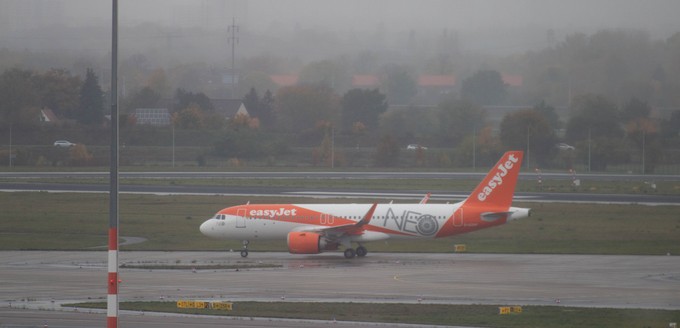 Aufgrund schlechter Sichtverhältnisse musste eine geplante Parallellandung abgesagt werden. Beide Jets landeten nacheinander.