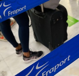 Passagiere hinter Absperrungen von Fraport: Derzeit ist Geduld gefragt.