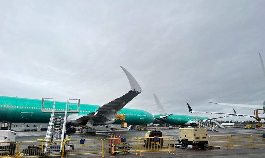 Boeing 777X auf dem Gelände in Everett: Immer mehrr fertige Flugzeuge stehen geparkt am Boden.