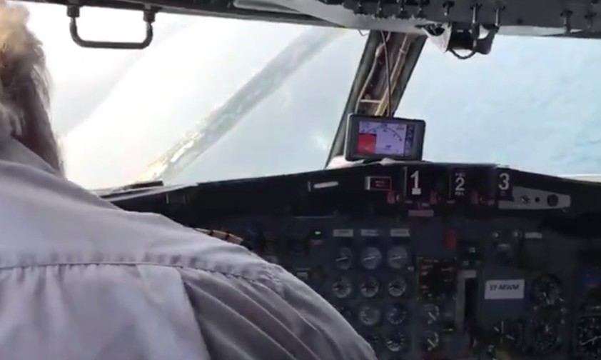 Dem Meer ganz nahe: Die Boeing steuert den Airport zum zweiten Mal an.