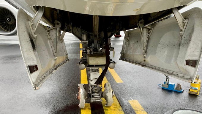 Der Jet rollte auf den Felgen aus.