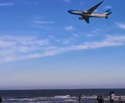 Tief über Mar del Plata: Airbus A330 von Aerolíneas Argentinas.