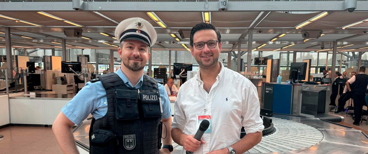 Jan Stephan (links) Polizeioberkommissar der Bundespolizei am Hamburger Flughafen und Reporter Christopher Scheffelmeier: «Obowhl die Langeweile selten aufkommt».