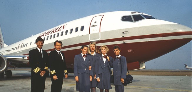 Mit der Wiedervereinigung verlor Lundgren 1989 das lukrative Sonderrecht für Flüge nach Berlin. Die US-Airline wurde zur deutschen Fluggesellschaft. Im April 1991 kaufte Ex-LTU-Mann Joachim Hunold 82,5 Prozent der Anteile. Air Berlin flog mit 150 Angestellten und zwei Fliegern zu Sonnenzielen.