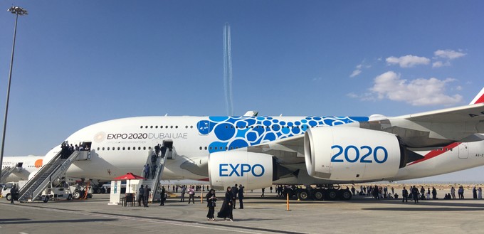 ... darf natürlich die heimische Airline Emirates nicht fehlen - hier ihr Airbus A380 mit Expo-2020-Bemalung.