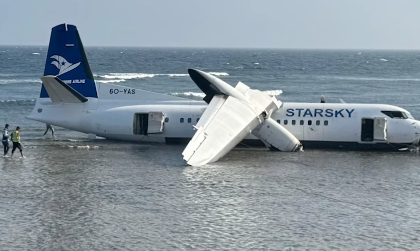 Die Fokker 50 nach der Notlandung: Niemand kam bei dem Unglück ums Leben.